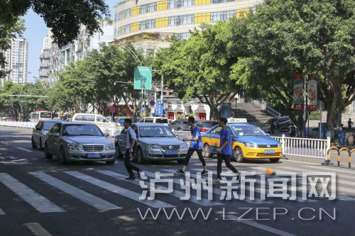 四川警察學(xué)院前的斑馬線沒有紅綠燈，但過往車輛見到有行人過斑馬線都會(huì)禮讓行人